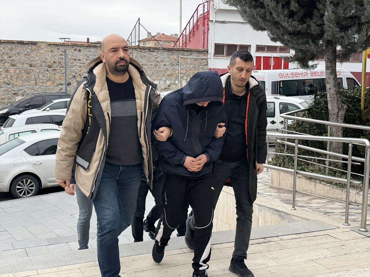 Nevşehir merkezli 5 ilde düzenlenen operasyonda, kendilerini polis, savcı ve MİT personeli olarak...