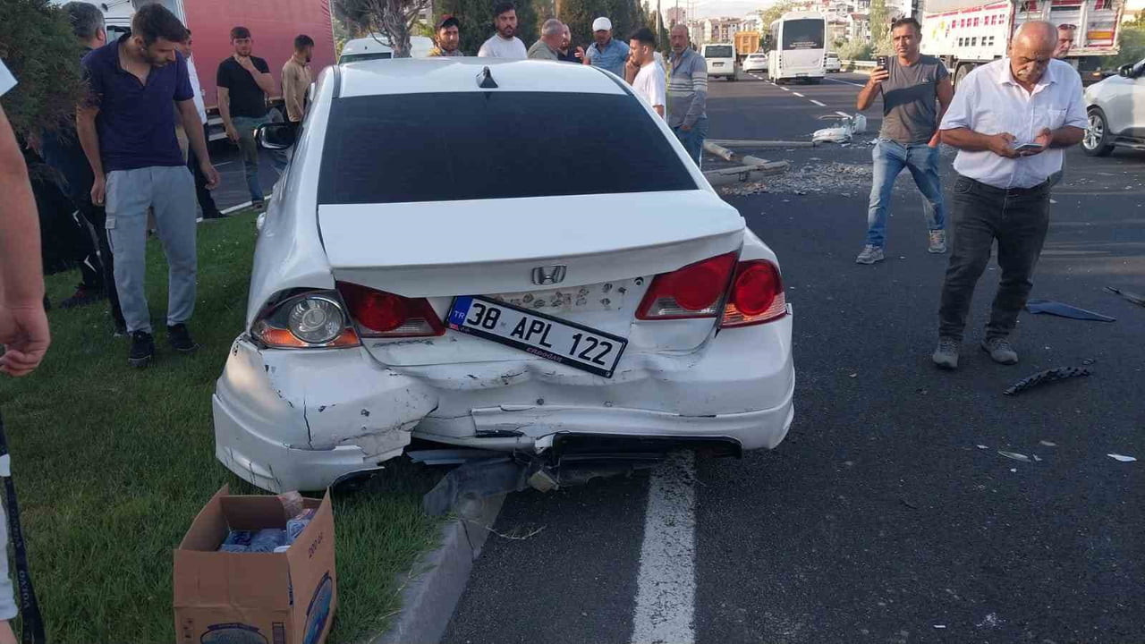 NEVŞEHİR'DE 4 ARACIN KARIŞTIĞI ZİNCİRLEME TRAFİK KAZASINDA 5 KİŞİ YARALANDI.