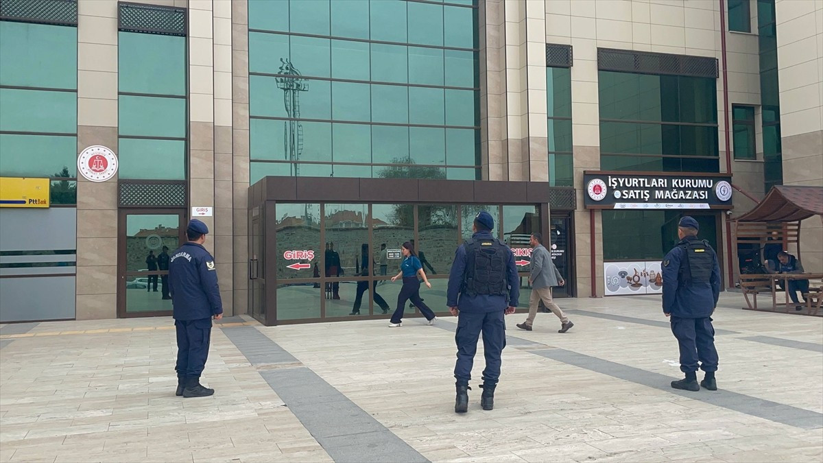 Nevşehir'de bir kadın tartıştığı kocası ve kız kardeşini bıçakla yaraladı. Hastanedeki tedavisinin...