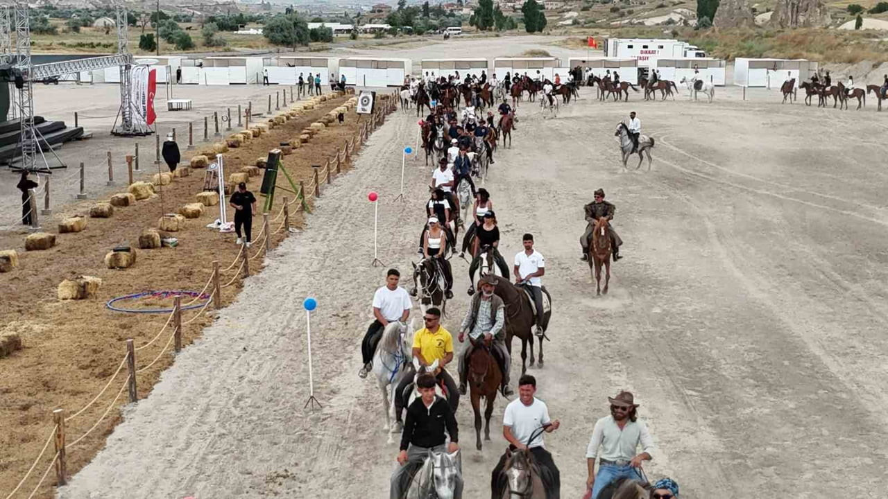 NEVŞEHİR'DE BU YIL İKİNCİSİ DÜZENLENEN KAPADOKYA AT FESTİVALİ, RENKLİ GÖRÜNTÜLER EŞLİĞİNDE...