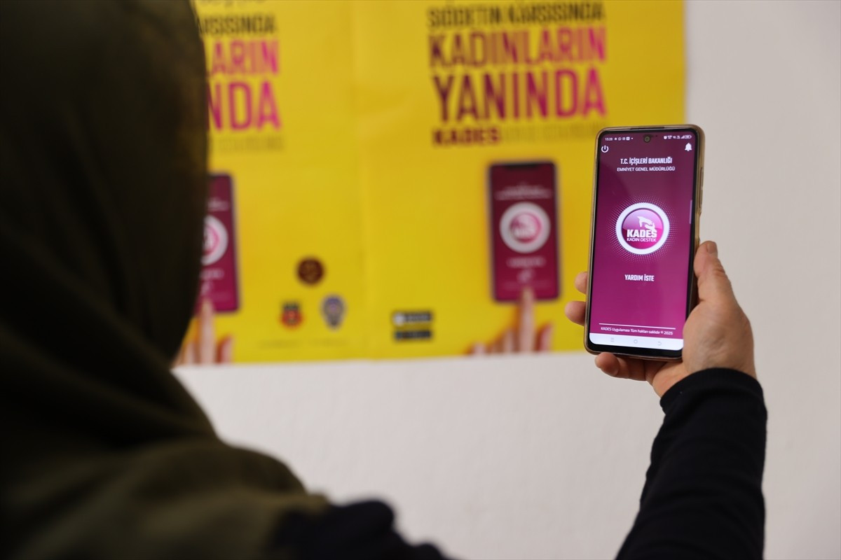 Nevşehir'de bu yıl Kadın Destek Uygulaması'nı (KADES) telefonuna yükleyen 3 bin 153 kadından 171'i...