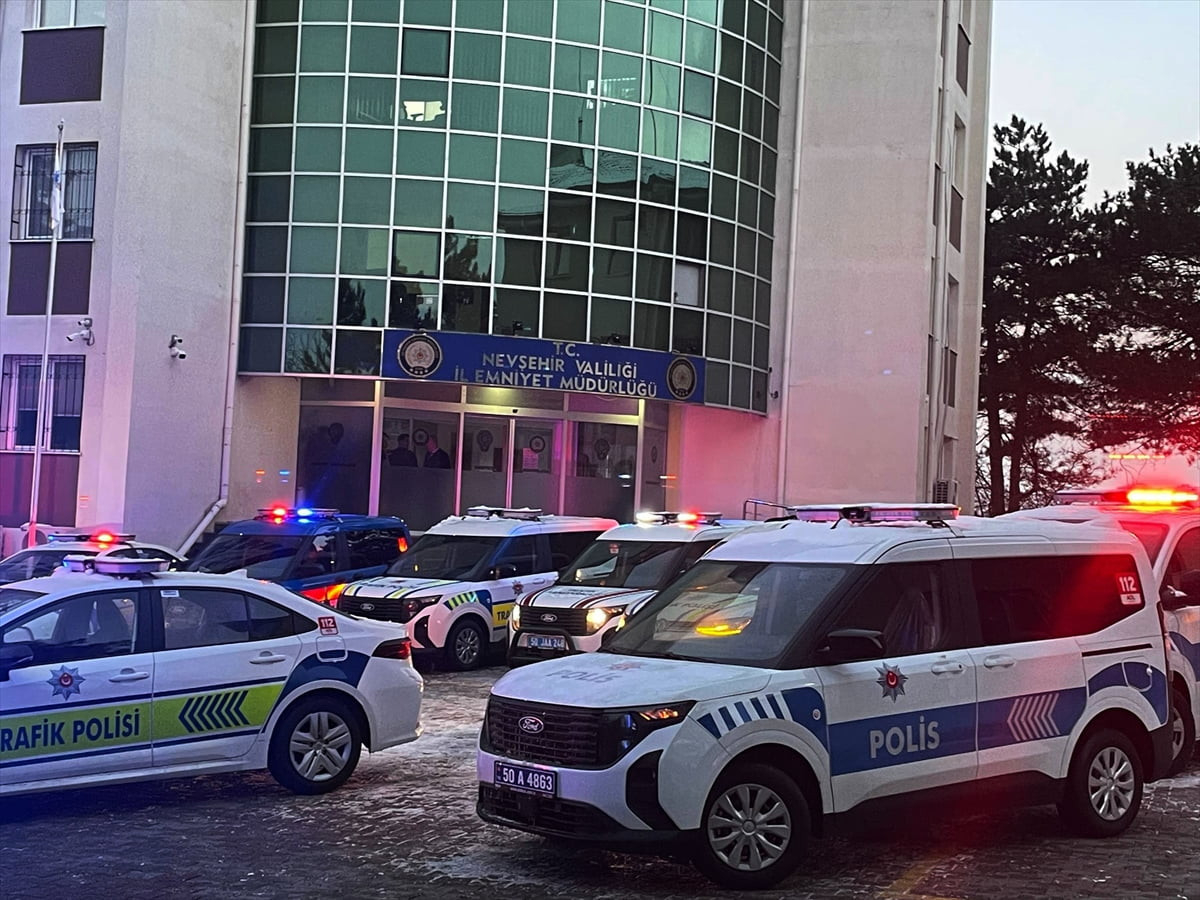 Nevşehir'de emniyet ve jandarma teşkilatına tahsis edilen 184 araç, düzenlenen törenle hizmete...