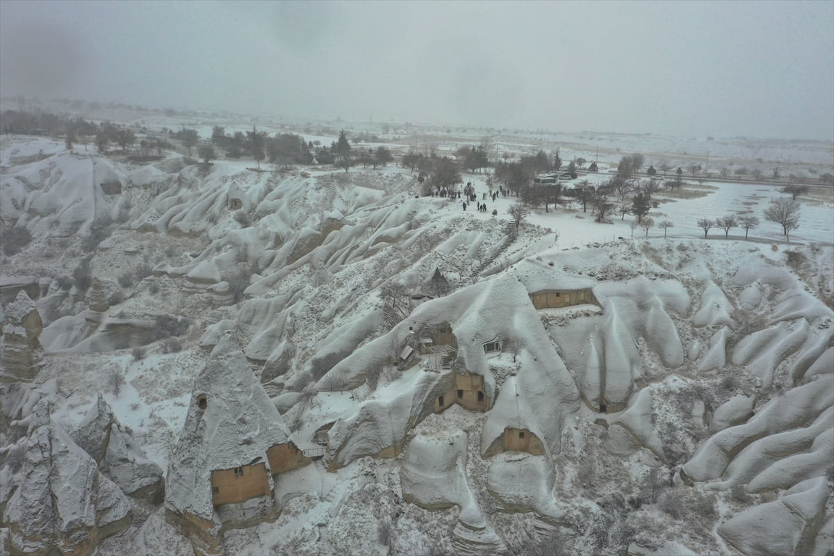 Nevşehir'de etkili olan kar yağışının ardından turizm merkezi Kapadokya'daki peribacaları beyaz...