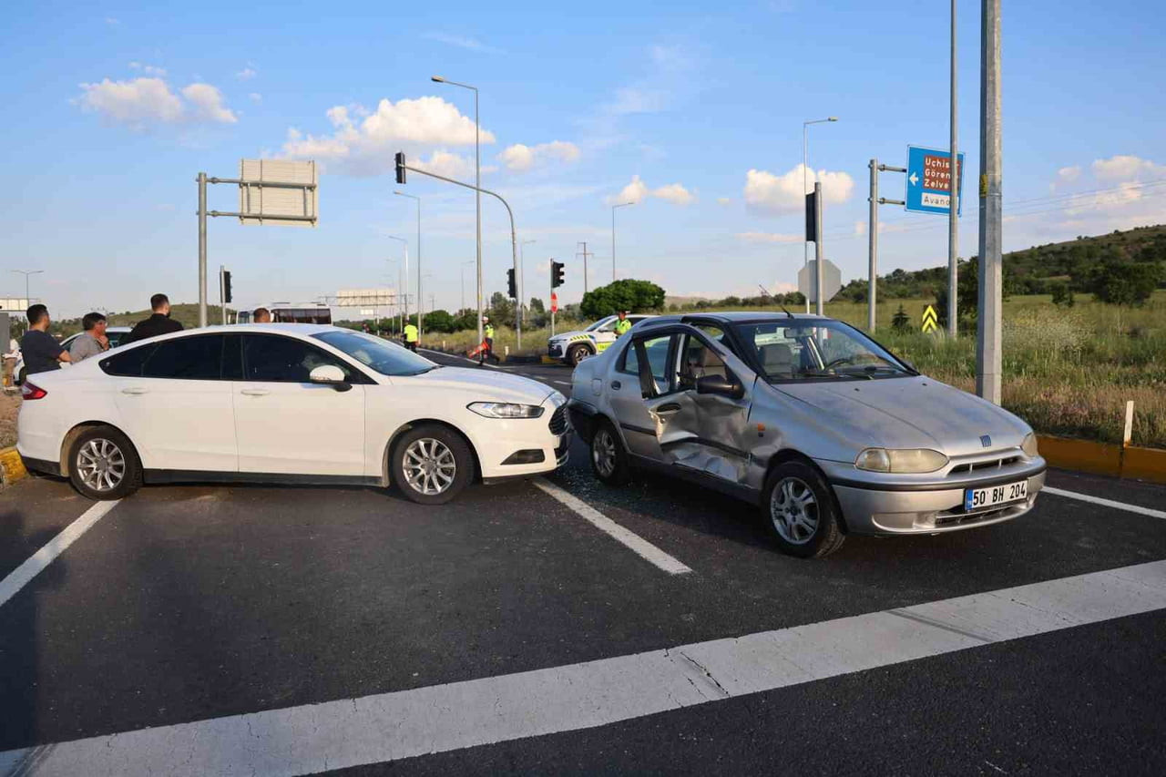 NEVŞEHİR'DE İDDİAYA GÖRE KIRMIZI IŞIK İHLALİ SONUCU MEYDANA GELEN ZİNCİRLEME TRAFİK KAZASINDA 2...