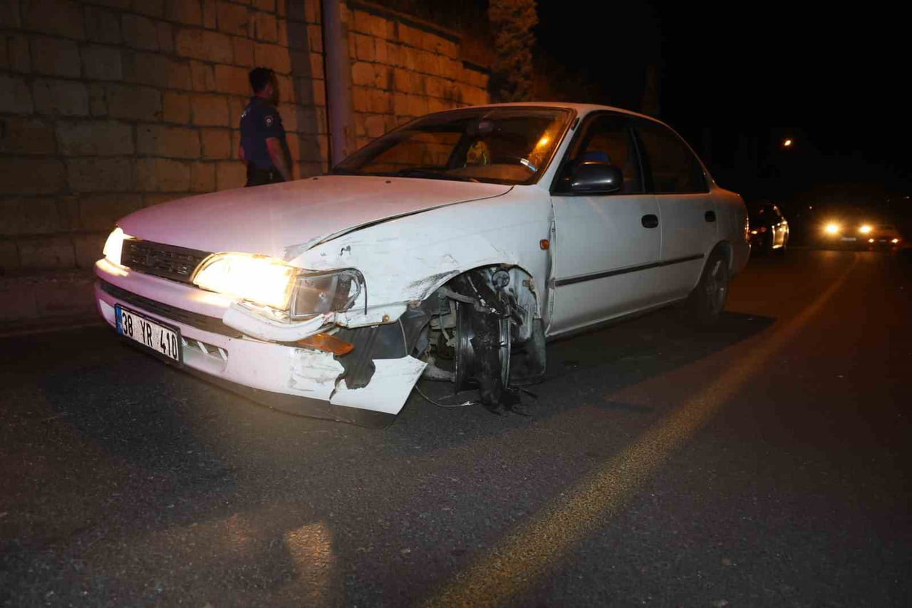 NEVŞEHİR'DE İKİ ARACA ÇARPTIKTAN SONRA OLAY YERİNDEN KAÇAN OTOMOBİL SÜRÜCÜSÜ, POLİS EKİPLERİNE ZOR...
