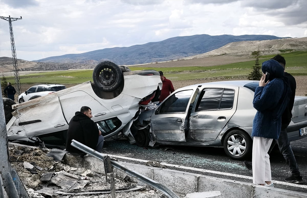 Nevşehir'de iki otomobilin çarpıştığı kazada 3 kişi yaralandı.