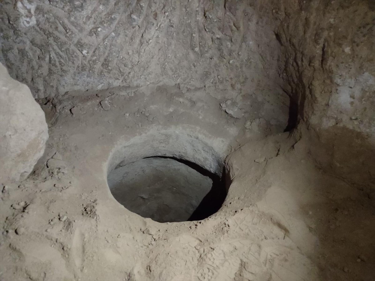 Nevşehir'de kayıtlarda bulunmayan yer altı şehrinde kaçak kazı yapan 2 şüpheli suçüstü...