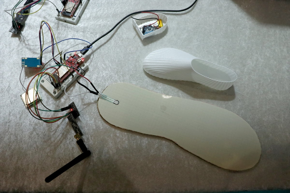 Nevşehir'de lise öğrencilerinin geliştirdiği akıllı ayakkabı tabanlığı sayesinde, kaybolma riski...