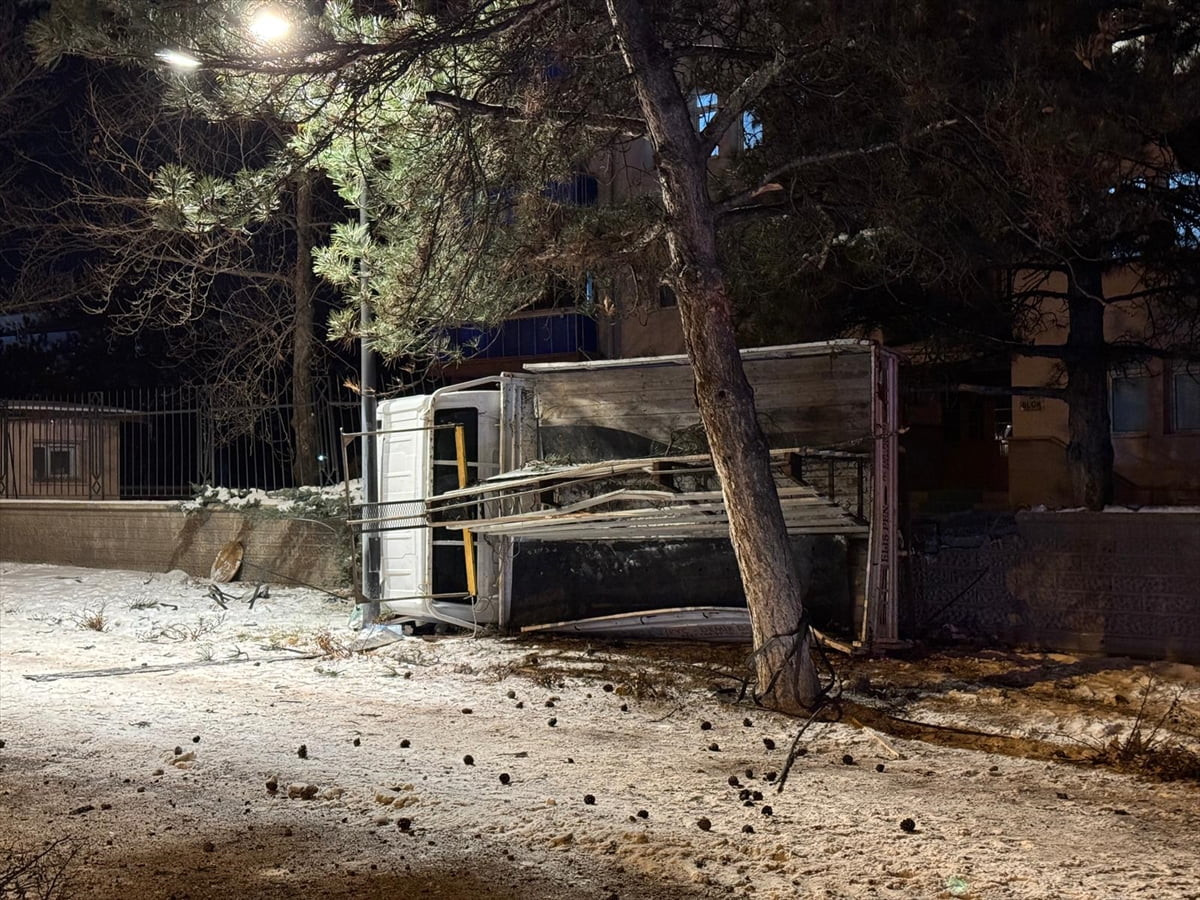 Nevşehir'de otomobil ile kamyonetin çarpıştığı kazada yaralanan 4 kişi hastaneye...