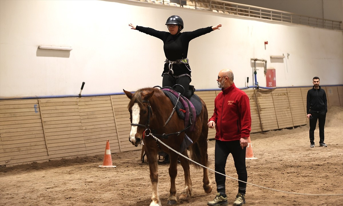 Nevşehir'de özel bireylerin katılımıyla gerçekleştirilen "Para Atlı Jimnastik Yarışı"nda sporcular...