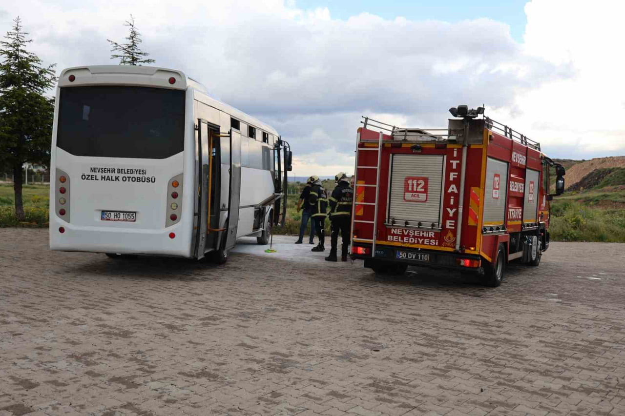 NEVŞEHİR'DE PARK HALİNDEKİ HALK OTOBÜSÜ BİR ANDA ALEV ALDI. OTOBÜSTEKİ YANGIN BÜYÜMEDEN...