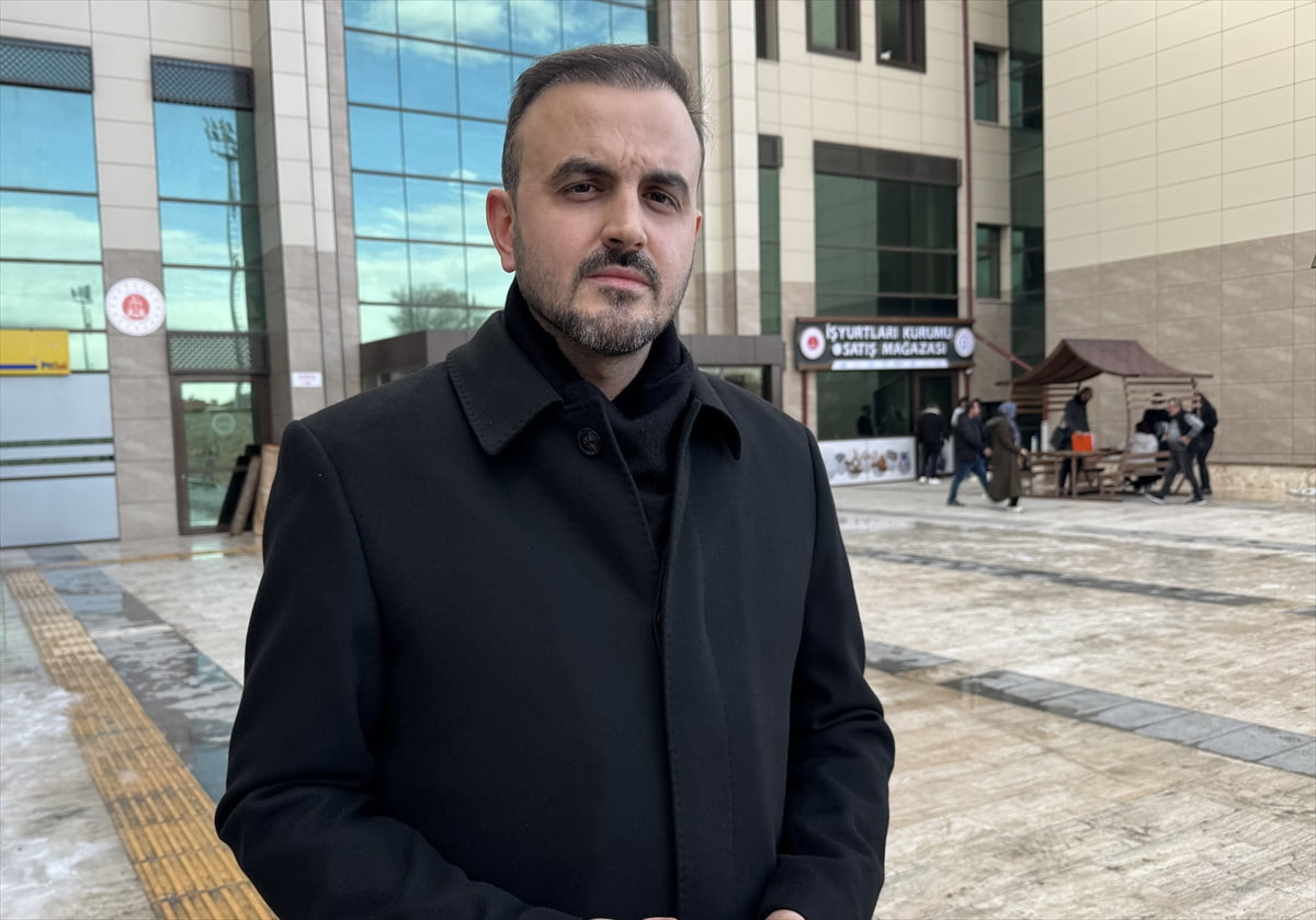 Nevşehir'de satışını yaptıkları konutları vatandaşlara teslim etmedikleri ve bazı daireleri birden...