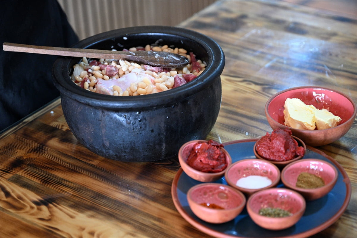  Nevşehir'de toprak güveçlerde pişirilen kuru fasulye, yöre sakinlerinin yanı sıra yerli ve...