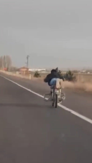 NEVŞEHİR'DE TRAFİKTE TEHLİKELİ HAREKETLER YAPAN EHLİYETSİZ MOTOSİKLETLİYE 88 BİN 500 TL PARA...