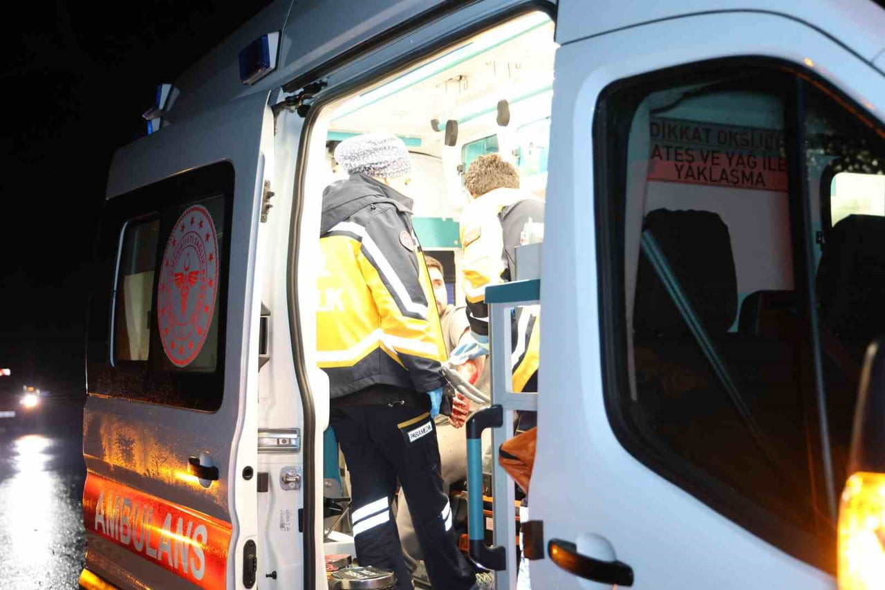 NEVŞEHİR'DE YAĞIŞ NEDENİYLE MEYDANA GELEN TRAFİK KAZASINDA 1 KİŞİ YARALANIRKEN, OLAY YERİNDE GÖREV...