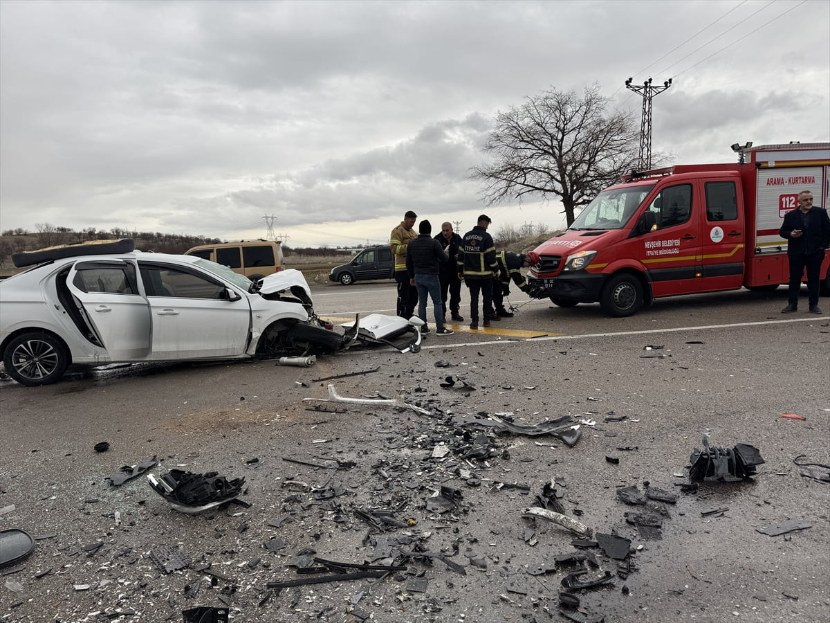 Nevşehir'in Acıgöl ilçesinde iki otomobil ile minibüsün karıştığı kazada 2 kişi hayatını kaybetti...