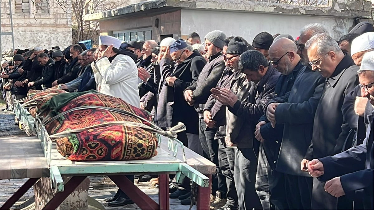 Nevşehir'in Acıgöl ilçesinde sobadan sızan karbonmonoksit gazından zehirlenerek hayatlarını...