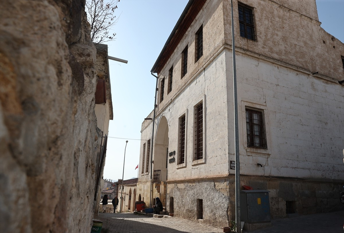 Nevşehir'in Avanos ilçesinde 1890'da inşa edilen tarihi Kayıkçı Konağı, kadın çini ustalarının...