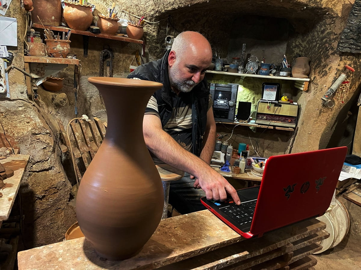 Nevşehir'in Avanos ilçesinde çanak ve seramik ürünleri yapan ustalar, Anadolu Ajansının (AA)...