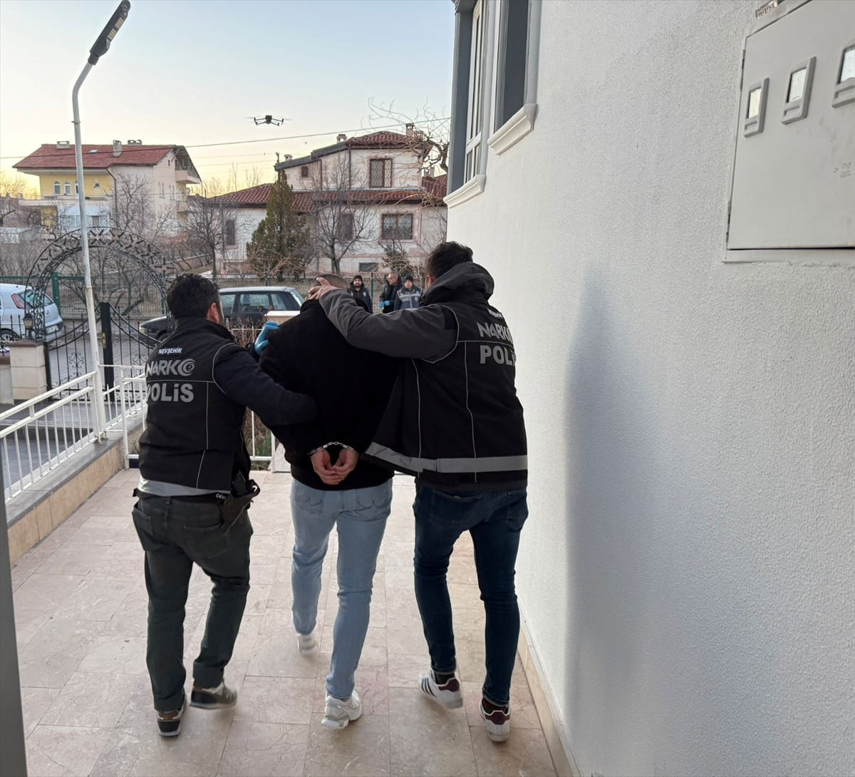 Nevşehir'in Avanos ilçesinde düzenlenen eş zamanlı uyuşturucu operasyonunda gözaltına alınan 5...