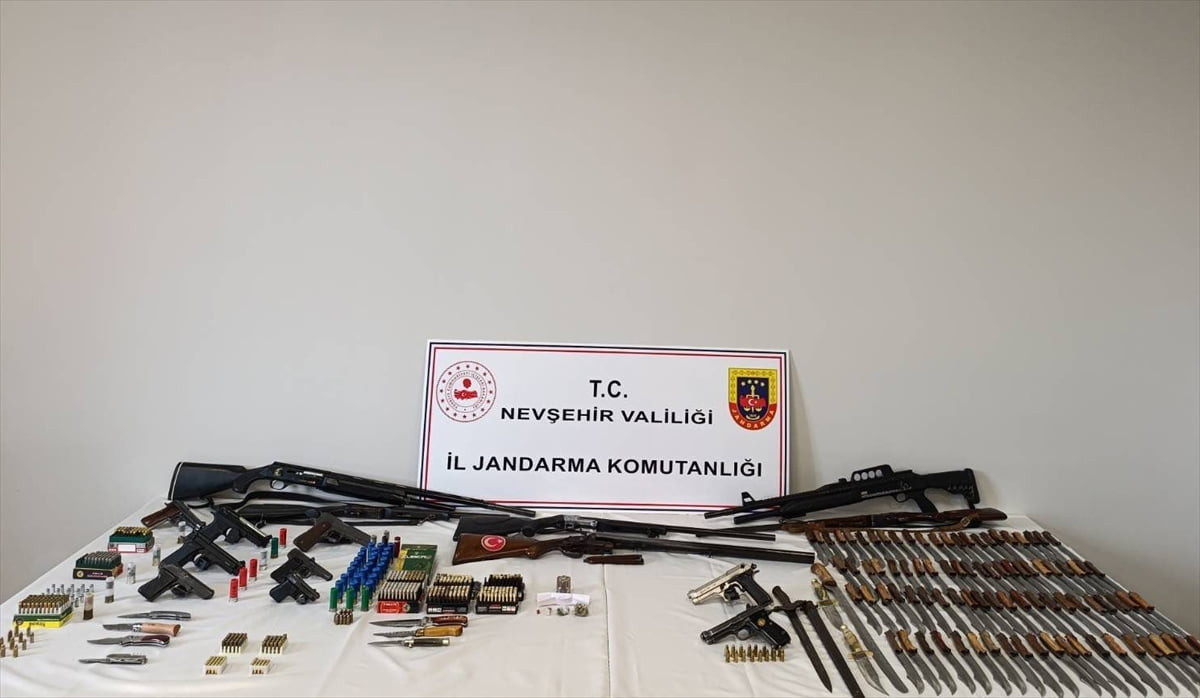 Nevşehir'in Avanos ilçesinde düzenlenen ruhsatsız silah operasyonunda gözaltına alınan 12 zanlıdan...