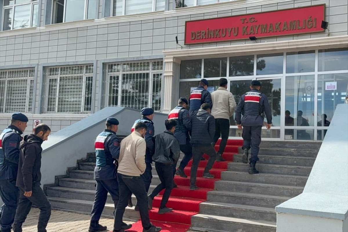 Nevşehir'in Derinkuyu ilçesinde göçmen kaçakçılığı yaptıkları iddiasıyla gözaltına alınan 4...