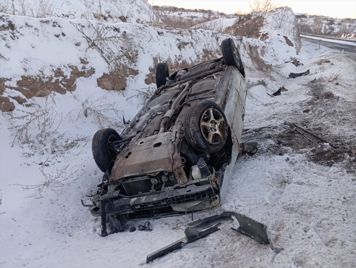 Nevşehir'in Gülşehir ilçesinde iki otomobilin çarpışması sonucu 2 kişi yaralandı.