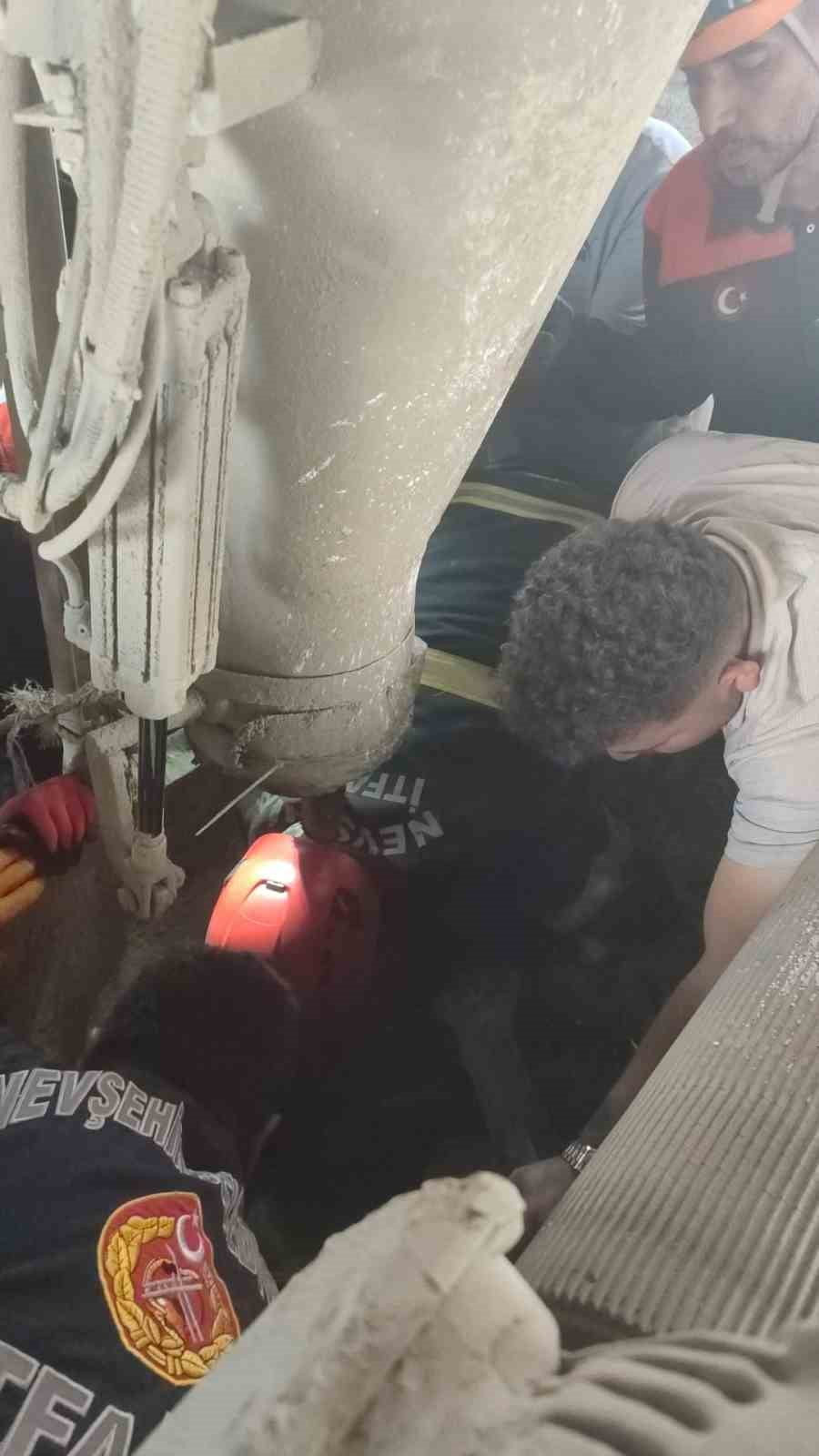 NEVŞEHİR'İN GÜLŞEHİR İLÇESİNDE KİLİTLİ PARKE ÜRETİMİ YAPILAN BİR FABRİKADA HARÇ KARMA MAKİNASINA...