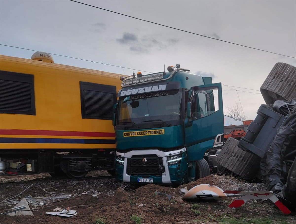 Nevşehir'in Kozaklı ilçesinde lokomotifin hemzemin geçitte tıra çarpması sonucu iki makinist hafif...