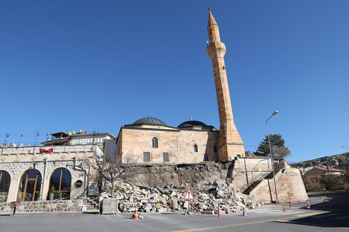 Nevşehir'in Nar beldesindeki tarihi Nar Camii Kebir'in istinat duvarı yıkıldı. İl genelinde...