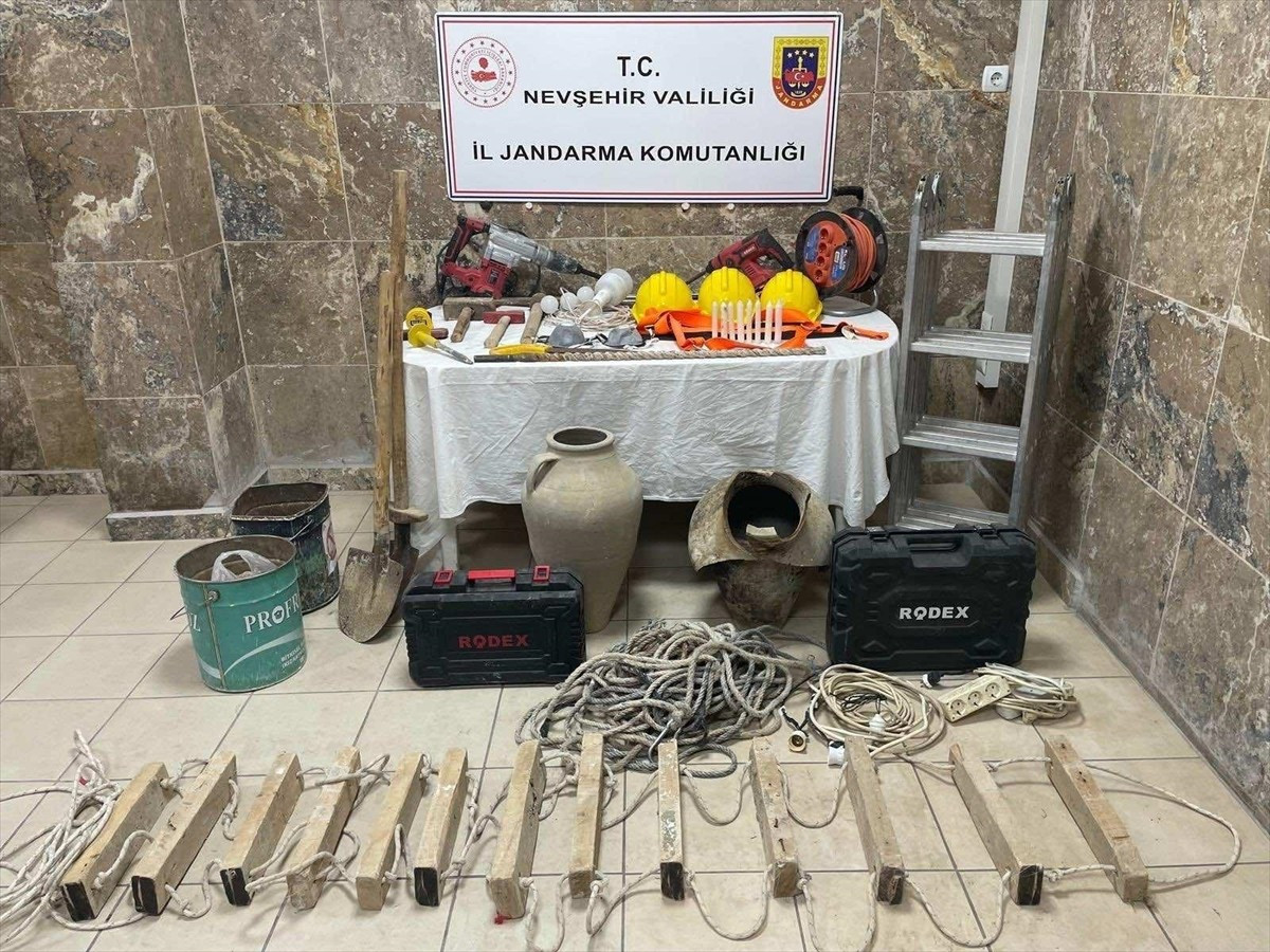 Nevşehir'in Ürgüp ilçesinde kaçak kazı yapan 3 şüpheli, jandarma ekiplerince suçüstü yakalandı....