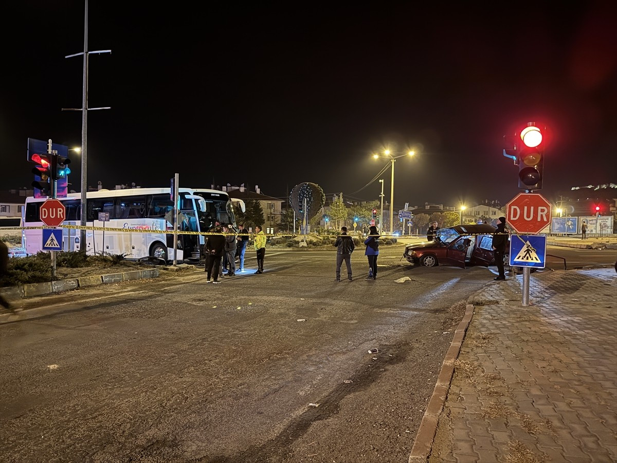 Nevşehir'in Ürgüp ilçesinde yabancı turistleri taşıyan tur otobüsüyle çarpışan otomobilde, biri...