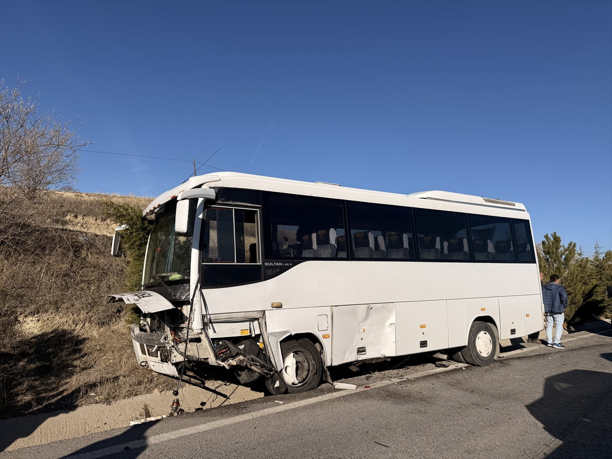 Nevşehir'in Ürgüp ilçesinde yolcu midibüsü ile otomobilin çarpışması sonucu 11 kişi...