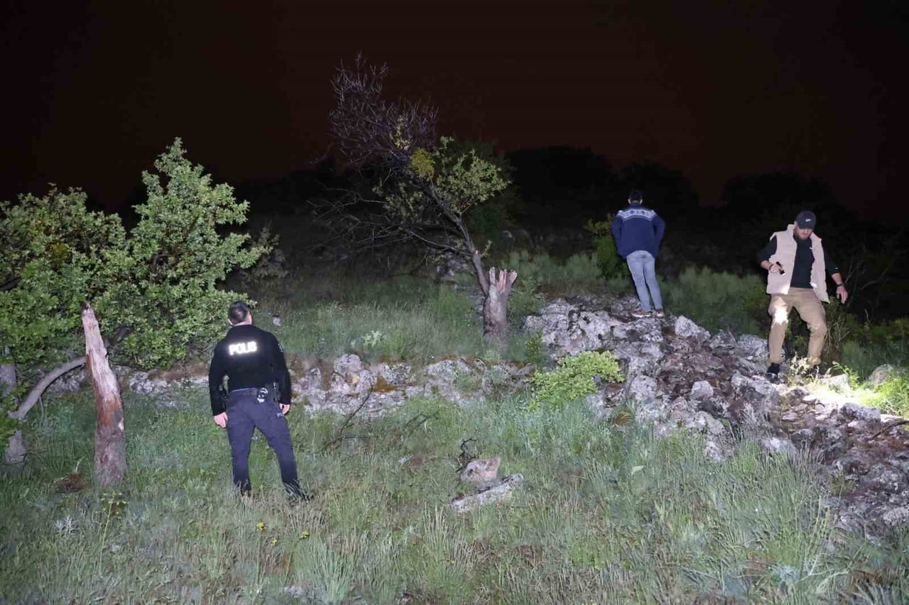 NEVŞEHİR’DE AKŞAM SAATLERİNDE GEZMEK İÇİN BİN 230 METRE RAKIMA SAHİP TOP TEPE’YE ÇIKAN KADIN...