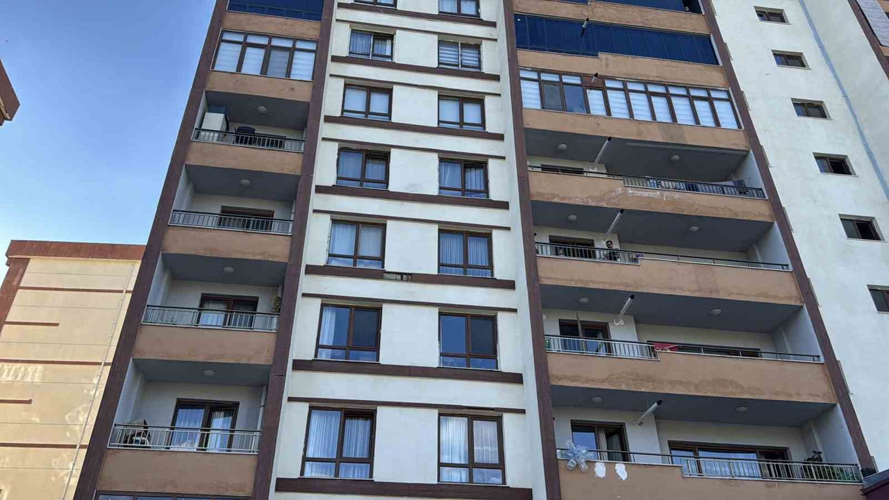 NEVŞEHİR’DE BİR APARTMANIN 5. KATINDAKİ PENCEREDEN DÜŞEN 2 YAŞINDAKİ ÇOCUK YAŞAMINI...