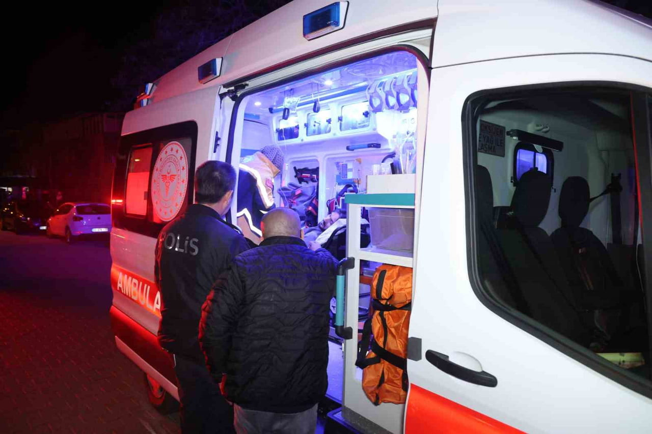 NEVŞEHİR’DE BULUNAN BİR PARKTA ALKOL ALAN ŞAHISLAR, "BU PARKIN LAMBASI NEDEN YANMIYOR" DİYE...