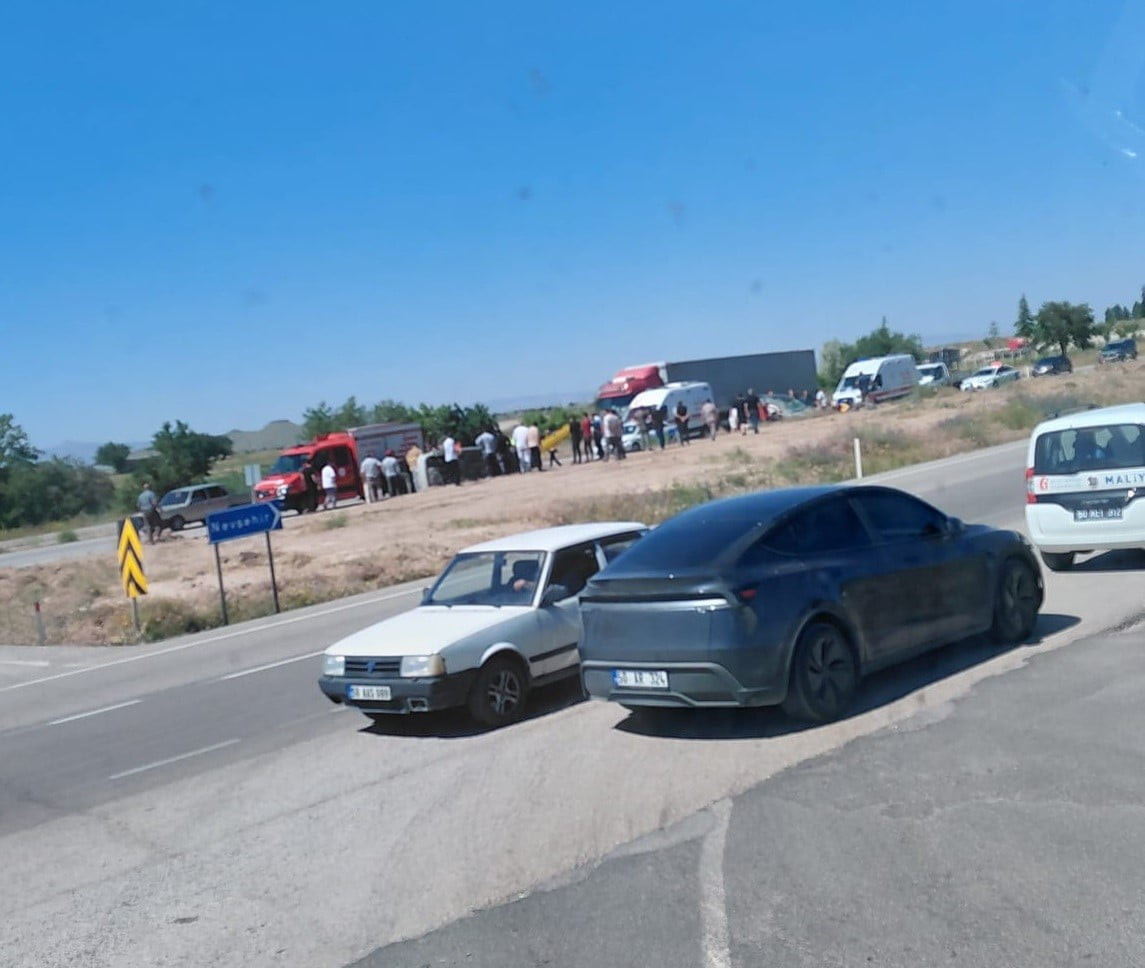 NEVŞEHİR’DE HAFİF TİCARİ ARAÇLA OTOMOBİLİN ÇARPIŞTIĞI KAZADA 4 KİŞİ YARALANDI.