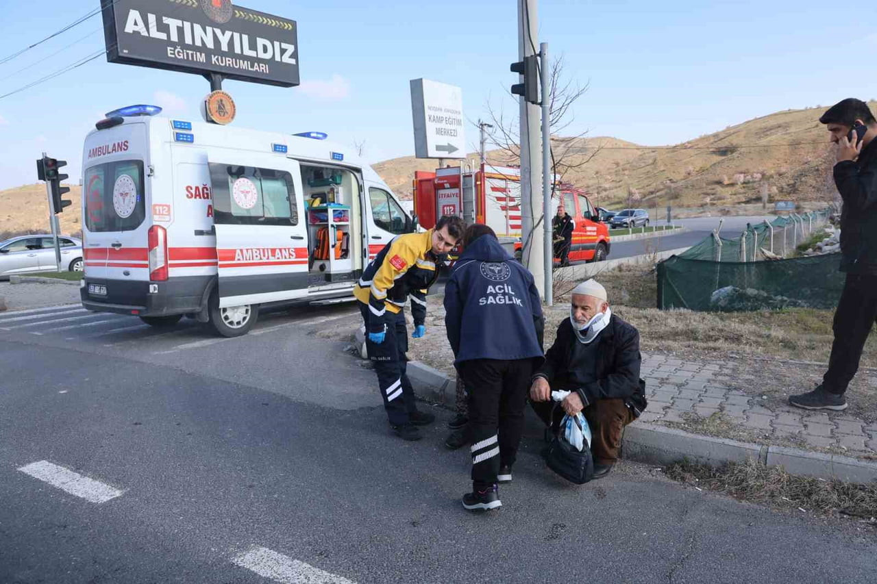 NEVŞEHİR’DE KIRMIZI IŞIKTA BEKLEYEN OTOMOBİLE BAŞKA BİR OTOMOBİLİN ÇARPMASI SONUCU 2 KİŞİ...