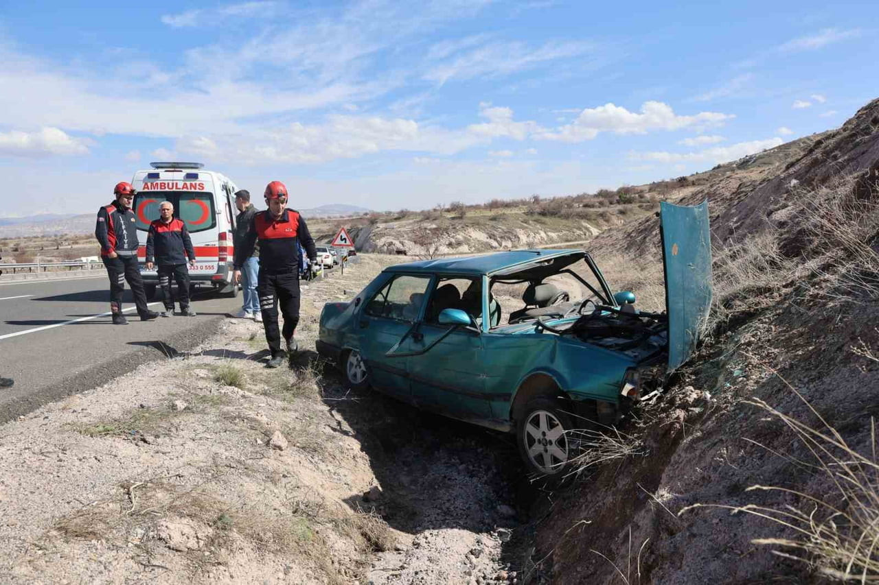 NEVŞEHİR’DE KONTROLDEN ÇIKAN OTOMOBİL KARŞI ŞERİDE GEÇTİKTEN SONRA ŞARAMPOLDE DÜŞEREK DURABİLDİ....