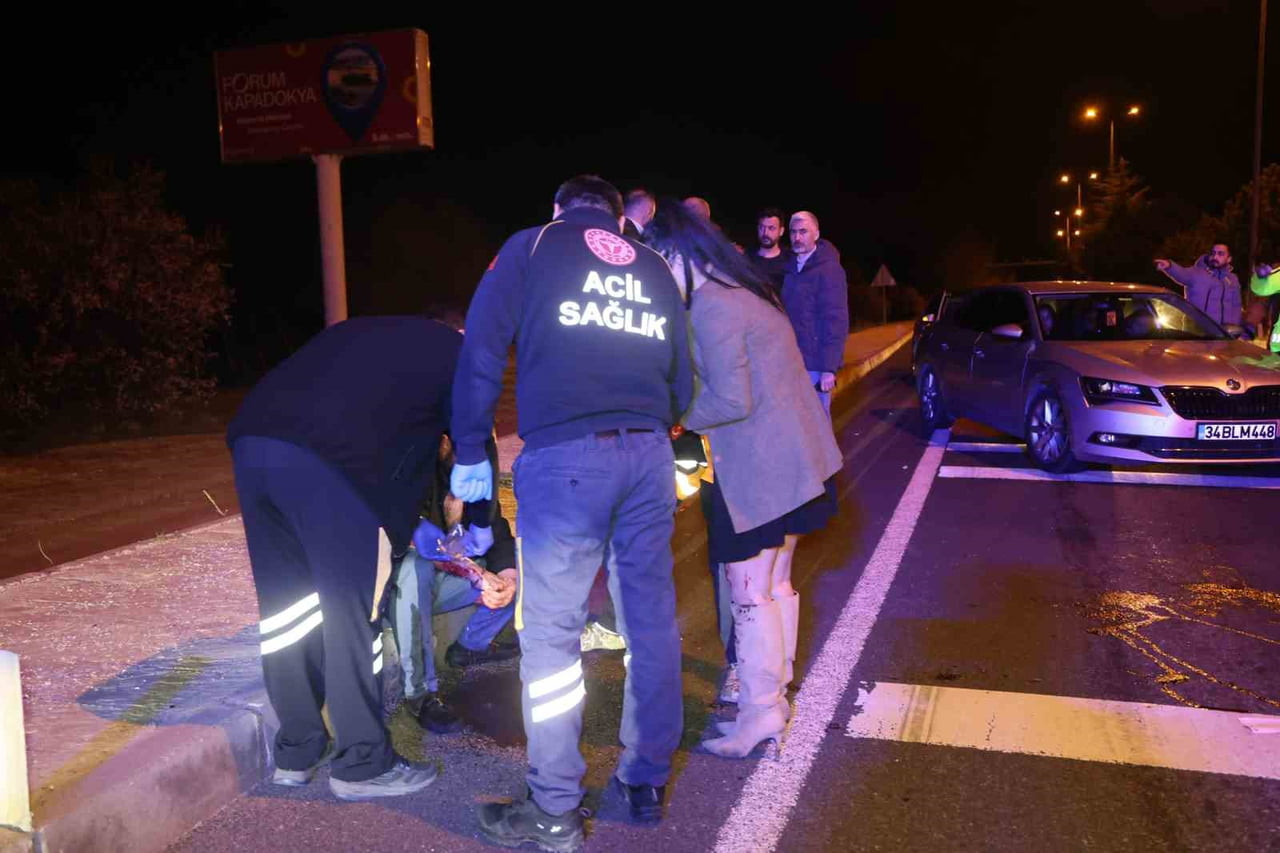 NEVŞEHİR’DE MADDİ HASARLI TRAFİK KAZASI SONRASINDA, YARDIM İÇİN DURAN VATANDAŞLAR, KAZA YAPAN...