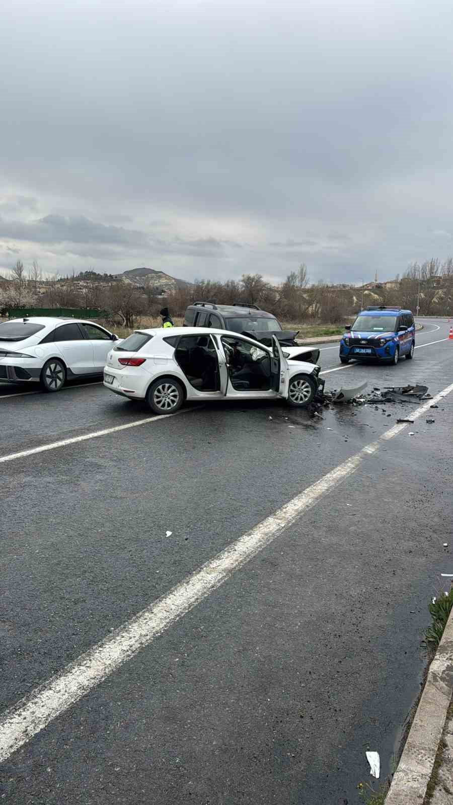 NEVŞEHİR’DE OTOMOBİL İLE HAFİF TİCARİ ARACIN ÇARPIŞTIĞI KAZADA 4 KİŞİ YARALANDI