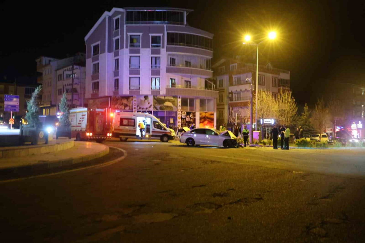 NEVŞEHİR’DE OTOMOBİL İLE MİNİBÜSÜN ÇARPIŞTIĞI TRAFİK KAZASINDA 1’AĞIR 3 KİŞİ...