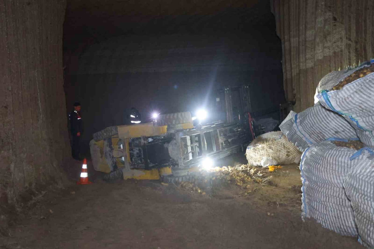 NEVŞEHİR’DE PATATES DEPOSUNDA DEVRİLEN FORKLİFTİN ALTINDA KALAN İŞÇİ HAYATINI KAYBETTİ.