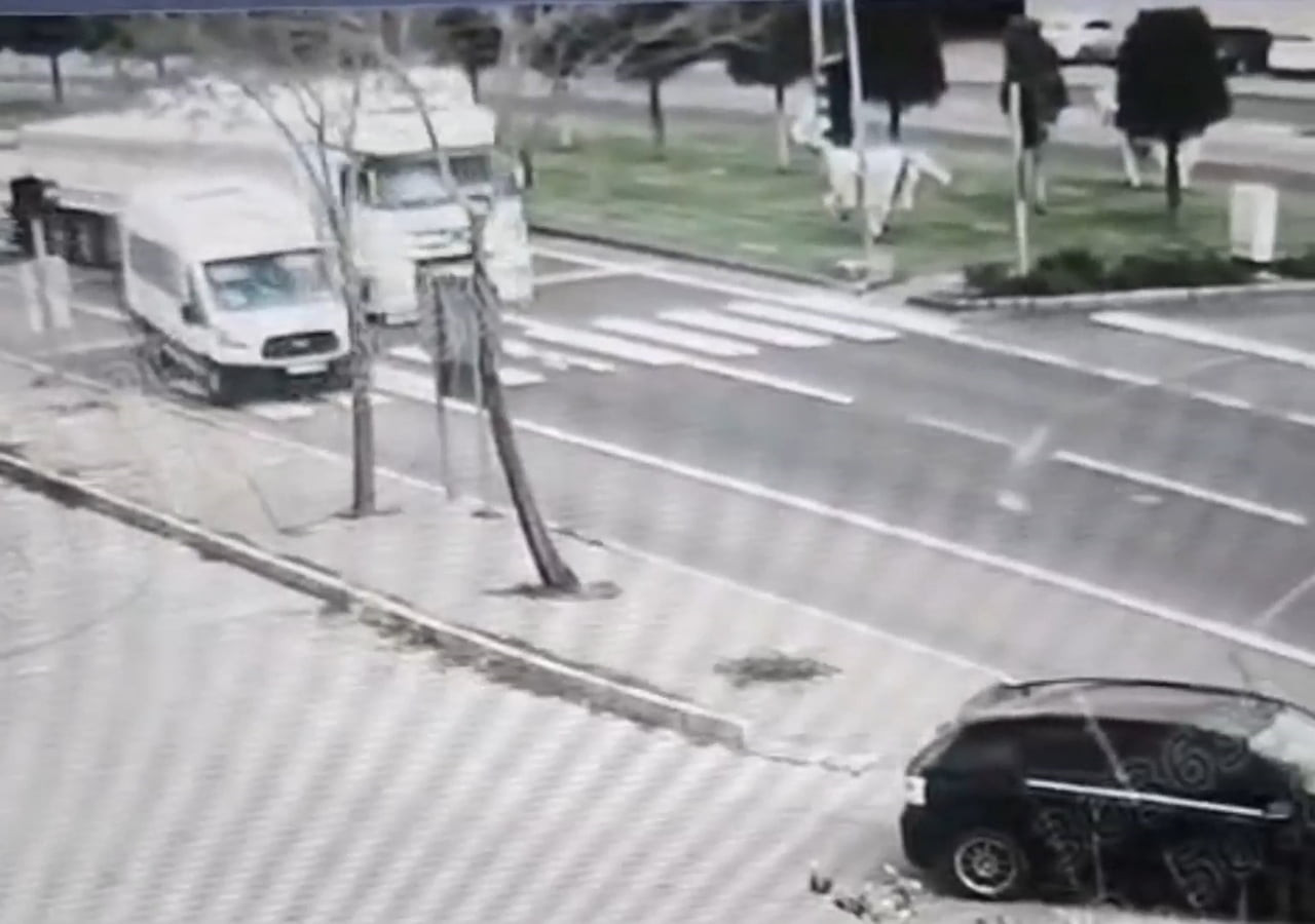 NEVŞEHİR’DE SEYİR HALİNDEKİ BİR TIR, KIRMIZI IŞIKTA DURAN ÖĞRENCİ SERVİSİNE ÇARPMAMAK İÇİN ANİ...