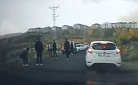 NEVŞEHİR’DE TRAFİKTE SOLLAMA NEDENİYLE ÇIKAN TARTIŞMA KAVGAYA DÖNÜŞTÜ. BIÇAK VE SOPALARIN...