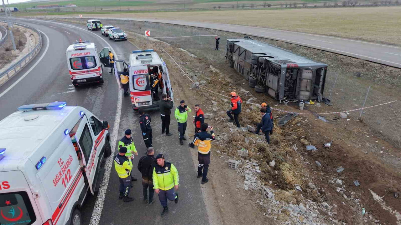 NEVŞEHİR’DEN İZMİR’E GİTMEK İÇİN ANKARA-NİĞDE OTOYOLUNA GİRİŞ YAPAN YOLCU OTOBÜSÜ VİRAJI...
