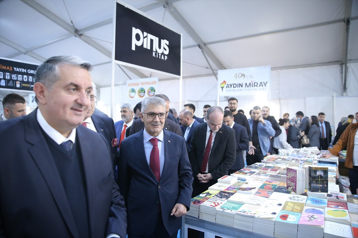 Niğde Belediyesi tarafından düzenlenen 8. Kitap Fuarı'nın açılışı yapıldı.