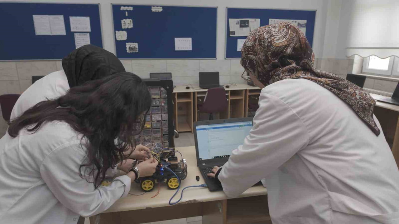 NİĞDE HÜDAVENT HATUN MTAL'DE GELECEK ATÖLYELERDE ŞEKİLLENİYOR