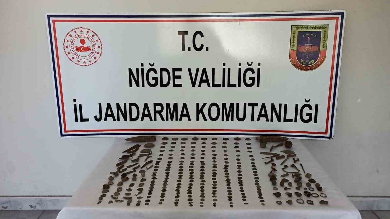 NİĞDE İL JANDARMA KOMUTANLIĞI EKİPLERİ DÜZENLENEDİKLERİ OPERASYONDA ÇOK SAYIDA TARİHİ ESER ELE...