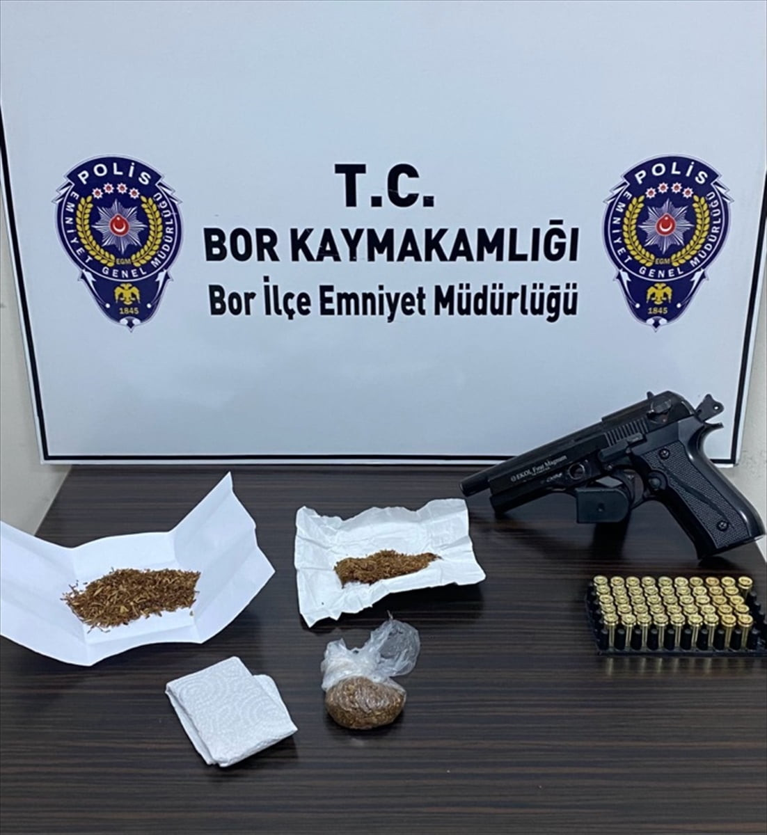 Niğde ile Bor ilçesinde düzenlenen uyuşturucu operasyonunda gözaltına alınan 7 şüpheliden 3'ü...